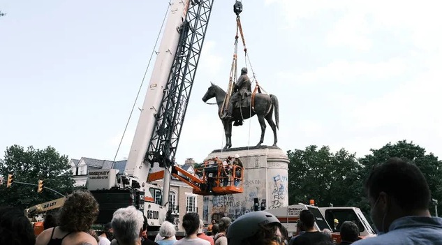 74 Stonewall-Jackson-statue-removed-in-Richmond